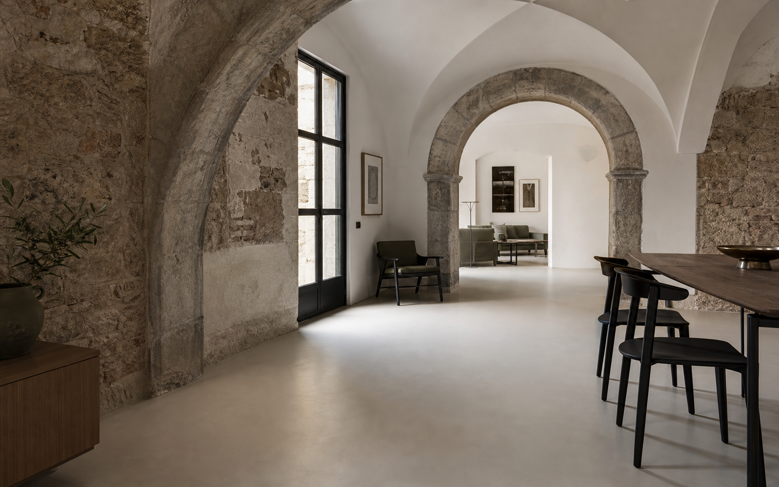 Render concettuale di un pavimento continuo in Marmo Liquido sotto gli archi di un palazzo storico genovese
